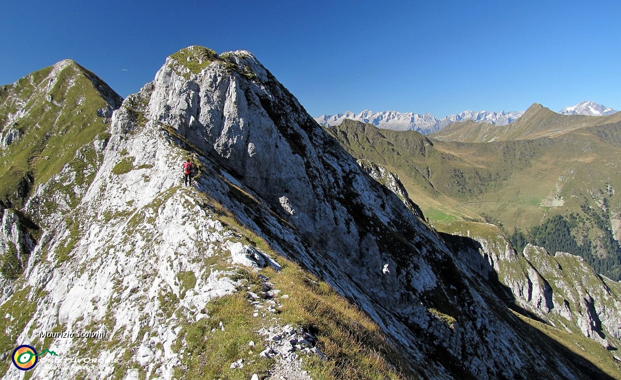 73 Si viaggia costantemente sul filo di cresta, non mi resta che superare quest'ultimo saltino roccioso....JPG